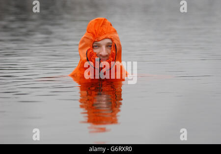 l'explorateur polaire britannique Ben Saunders, 26 ans, s'est immergé dans le lac Serpentine de Londres, Hyde Park, portant une combinaison sèche spécialement conçue qu'il prendra avec lui lorsqu'il tentera de devenir le premier et le plus jeune à traverser l'océan Arctique en solo et sans soutien après son départ de Sibérie le 21 février.Saunders prévoit de se déplacer en ligne droite de la Russie au pôle Nord en skis.Il touchera le pôle et continuera ensuite en ligne droite jusqu'au Canada pour son voyage de 1,240 milles. Banque D'Images