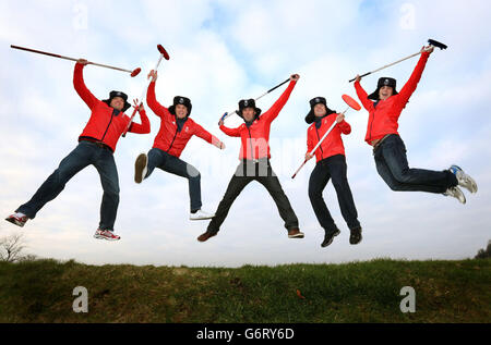 Équipe de curling hommes de la Grande-Bretagne (gauche-droite) Tom Brewster, Michael Goodfellow, David Murdoch (saut), Greg Drummond et Scott Andrews arborant des chapeaux GB de style russe lors d'une séance photo au château de Stirling. Banque D'Images