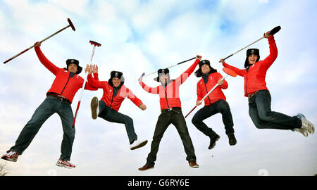 L'équipe de curling masculine de Grande-Bretagne (gauche-droite) Tom Brewster, Michael Goodfellow, David Murdoch (saut), Greg Drummond et Scott Andrews ont enfilée leurs chapeaux GB d'équipe de style russe lors d'une séance photo au château de Stirling. Banque D'Images