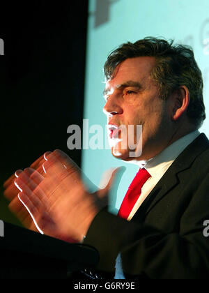 Gordon Brown, le chancelier de l'Échiquier britannique, prononce un discours lors de la conférence Making Globalization Work for All à Londres. M. Brown a lancé un appel passionné au nom des personnes vivant à la "pointe du couteau" de l'existence, en présentant ses projets visant à doubler le montant de l'aide au développement que les pays les plus riches du monde accordent aux plus pauvres. Banque D'Images