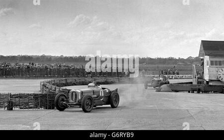 Sir Malcolm Campbell dans son Sunbeam de 4 litres à la tête de l'honorable Brian Lewis (gagnant) dans son Alfa-Romeo Banque D'Images