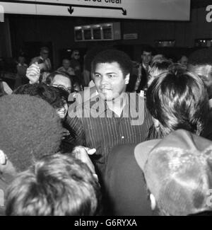 Ancien champion de boxe poids lourd trois fois au monde, Muhammad Ali à son arrivée à l'aéroport d'Heathrow.Il est en Grande-Bretagne pour une semaine de visites dans des églises, des mosquées et des centres de jeunesse, y compris l'ouverture du nouveau centre communautaire multiracial est Handsworth, Birmingham. Banque D'Images