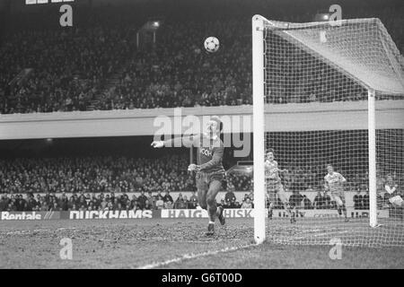 Peter Fox, gardien de but de la ville de Stoke, en action contre Arsenal à Highbury. Banque D'Images