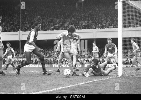 Peter Fox, gardien de but de la ville de Stoke (au sol), fume un coup de pied d'Arsenal pendant le match de la Division 1 à Highbury.Paul Davis (l) d'Arsenal est en train de fermer sur Fox. Banque D'Images