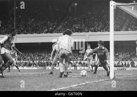 Football - League Division One - Arsenal / Stoke City - Highbury.Le gardien de but de la ville de Stoke, Peter Fox, en action contre Arsenal pendant le match de la division un à Highbury. Banque D'Images