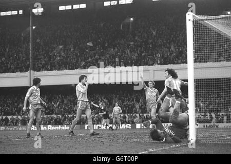 Le gardien de but de la ville de Stoke, Peter Fox, après Arsenal, prend la tête par un effort de graham Rix pendant le match de la division un à Highbury.La défense de Stoke fait appel contre le but. Banque D'Images