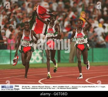 29-JUL-96 ... Jeux Olympiques d'Atlanta ... Finale hommes de 10 000 m .... Le Bosphore Machuka, Paul Tergat, Paul Koech célèbrent à la fin de la course Banque D'Images