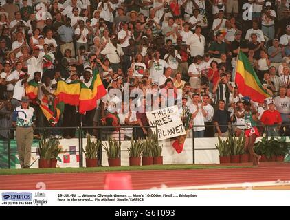 29-JUL-96, Jeux Olympiques d'Atlanta, finale hommes de 10 000 m, fans éthiopiens dans la foule Banque D'Images