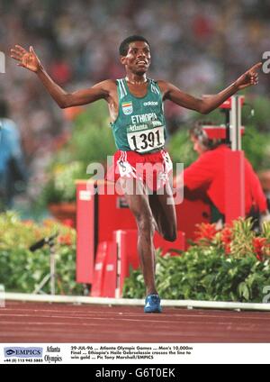 29-JUL-96. Jeux olympiques d'Atlanta. Finale de 10 000 m pour Homme. Haile Gebrselassie, en Éthiopie, traverse la ligne pour gagner de l'or Banque D'Images