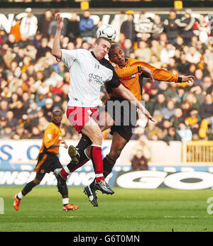 Paul Ince, capitaine des Wanderers de Wolverhampton (à droite), lutte avec Sean Davis pour le bal lors de leur match Barclaycard Premiership au stade Molineux. Banque D'Images