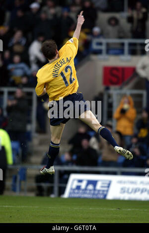 Dean Whitehead d'Oxford United célèbre son but contre Bury, lors de leur match de division trois à l'échelle nationale au Kassam D'Oxford, OÙ IL N'UTILISE PAS LE SITE WEB du CLUB de l'UNOFFICAL. Banque D'Images