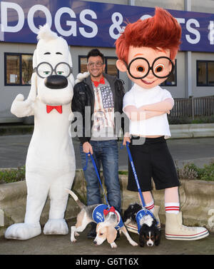 Peter Andre nomme deux chiens à Battersea Dogs and Cats Home après les deux personnages de la nouvelle animation DreamWorks M. Peabody et Sherman à Battersea, Londres. Banque D'Images