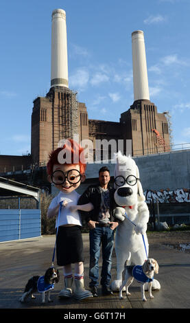 Peter Andre nomme deux chiens à Battersea Dogs and Cats Home après les deux personnages de la nouvelle animation DreamWorks M. Peabody et Sherman à Battersea, Londres. Banque D'Images