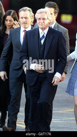 L'acteur de la rue couronnement William Roache arrive au tribunal de la Couronne de Preston, où il nie deux chefs d'accusation d'avoir violé une jeune fille de 15 ans dans l'est du Lancashire en 1967, et quatre agressions indécentes impliquant quatre filles âgées de 11 ou 12 à 16 ans dans la région de Manchester en 1965 et 1968. Banque D'Images