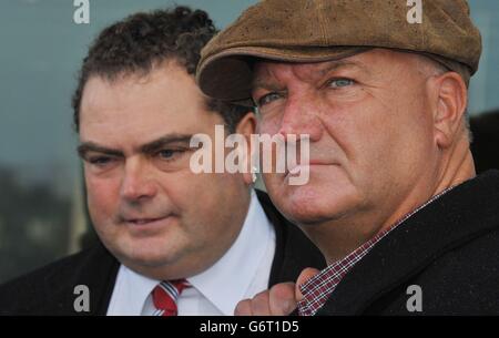 Les dirigeants syndicaux Bob Crow (à droite), secrétaire général du RMT, et Manuel Cortes, secrétaire général du syndicat TSSA, quittent l'hôtel de ville de Londres, suite à un effort pour essayer de confronter le maire de Londres Boris Johnson dans une dernière tentative de coup d'arrêt d'une grève des travailleurs du métro de Londres. Banque D'Images