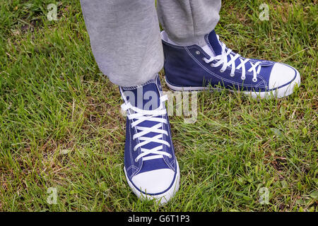 Pratique pour le sport mens sneakers en bleu foncé tissus épais. Un homme dans sneakers dans le stade. Banque D'Images