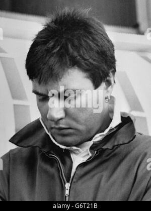 Duran Duran, star pop Simon le bon à Portscatho, en Cornouailles, après avoir été secouru de son yacht maxi de 77 pieds, Drum, qui a chaviré avec 24 personnes à bord de Falmouth, le long de la côte sud de Cornwall, tout en participant à la course Fastnet. Le bon et d'autres membres d'équipage ont été piégés sous l'eau, à l'intérieur de la coque, pendant quarante minutes et ont tous été sauvés par la Royal Navy. Banque D'Images