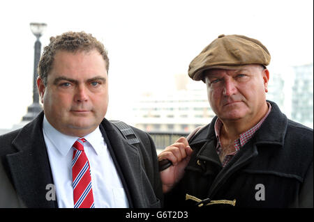 Les dirigeants syndicaux Bob Crow (à droite) secrétaire général du RMT et Manuel Cortes, secrétaire général du TSSA à l'extérieur de l'Hôtel de ville, Londres, Après un dernier effort de fossé pour essayer de confronter le maire de Londres Boris Johnson dans une dernière tentative de fossé pour mettre fin à une grève des travailleurs du métro de Londres. Banque D'Images