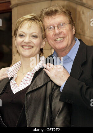 Les acteurs Maria Friedman et Michael Crawford lors d'une séance photo au Palace Theatre, sur Shaftsbury Avenue, dans le centre de Londres, pour promouvoir leur nouvelle comédie musicale Andrew Lloyd Webber « The Woman in White ». La Femme en blanc, dirigée par Trevor Nunn, ouvrira ses portes dans le West End au Palace Theatre le 15 septembre. Banque D'Images