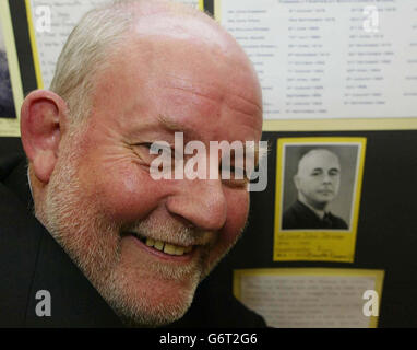 Le secrétaire à l'éducation Charles Clarke à l'école primaire Frosterley dans le comté de Durham, où son grand-père William Skinner (en photo en arrière-plan) était enseignant principal jusqu'en 1952.M. Clarke a promis aujourd'hui aux parents qu'il avait écouté leurs préoccupations concernant l'éducation de leurs enfants. Banque D'Images