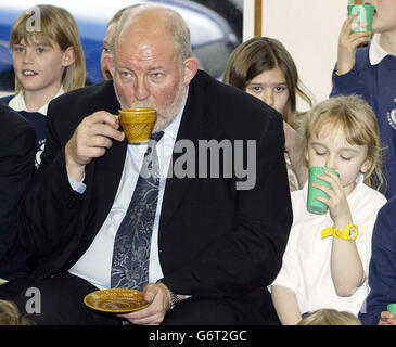 Le secrétaire à l'éducation Charles Clarke siège parmi les enfants lors de sa visite à l'école primaire de Frosterley dans le comté de Durham, où son grand-père William Skinner était enseignant principal jusqu'en 1952. M. Clarke a promis aujourd'hui aux parents qu'il avait écouté leurs préoccupations concernant l'éducation de leurs enfants. Banque D'Images