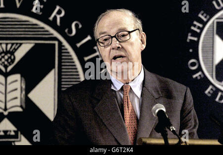 L'ancien inspecteur en chef des armes des Nations Unies, Hans Blix, donne une conférence sur la réduction de la propagation des armes de destruction massive au McEwan Hall d'Édimbourg. Des conférences ou séminaires uniques sont donnés par une figure publique notable, connue sous le nom de Professeur invité Montague Burton lors de son bref séjour à Édimbourg. Banque D'Images