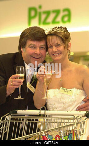 Newlyweds Pete Freeman, 54 ans, et Jill Piggott, 42 ans, tous deux de York après avoir été le premier couple à se marier dans un supermarché lorsqu'ils ont noué le nœud au supermarché Asda à York. Banque D'Images