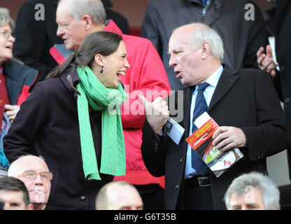 Le directeur de Charlton Athletic Katrien Meire (à gauche) avec le président de l'Association du football Greg Dyke dans la foule Banque D'Images