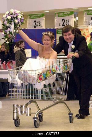 Newlyweds Pete Freeman, 54 ans, et Jill Piggott, 42 ans, tous deux de York après avoir été le premier couple à se marier dans un supermarché lorsqu'ils ont noué le nœud au supermarché ian Asda à York. Banque D'Images