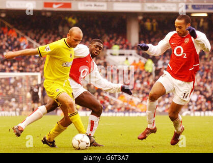 Claus Jensen (à gauche) de Charlton Athletic contre Kolo Toure (au centre) et Thierry Henry d'Arsenal lors du match Barclaycard Premiership à Highbury, dans le nord de Londres, le samedi 28 février 2004. Banque D'Images