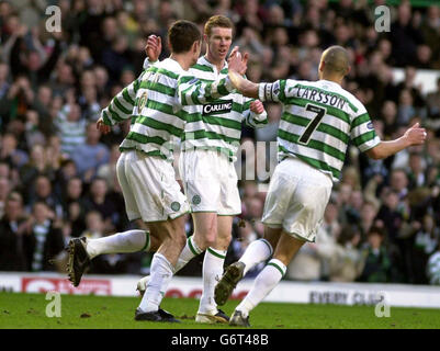 Stephen Pearson (au centre) célèbre le fiirst but du Celtic avec ses coéquipiers Chris Sutton et Henrik Larsson lors du match de la Bank of Scotland Premier League à Celtic Park, Glasgow. Banque D'Images