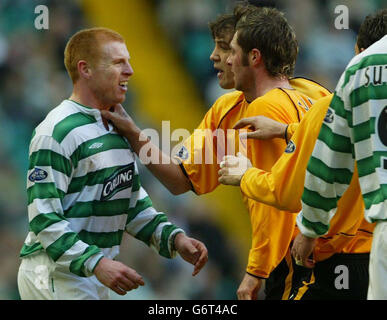 Un désaccord entre Neil Lennon du Celtic et Jamie McAllister de Livingston leur remportent les deux cartes jaunes lors du match de la Bank of Scotland Premier League au Celtic Park, Glasgow. Banque D'Images