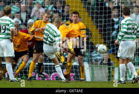 FOOTBALL Celtic / Livingstone.Henrik Larsson a obtenu un coup de pied gratuit lors du match de la Bank of Scotland Premier League au Celtic Park, Glasgow.USAGE ÉDITORIAL UNIQUEMENT Banque D'Images