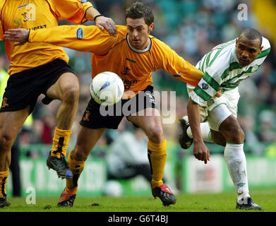 Jamie McAllister, de Livingston, garde l'œil sur le ballon avec Didier Agathe (L) du Celtic lors du match de la Bank of Scotland Premier League à Celtic Park, Glasgow. Banque D'Images