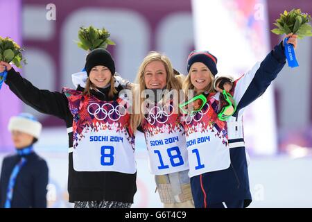 Jenny Jones, en Grande-Bretagne, célèbre le bronze en compagnie de Jamie Anderson, médaillé d'or aux États-Unis, et Ennie Rukajarvi, médaillée d'argent en Finlande (à gauche), lors de la finale féminine de planche à neige en slastyle lors des Jeux olympiques de Sotchi de 2014 à Krasnaya Polyana, en Russie. Banque D'Images