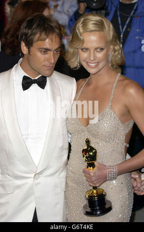 L'actrice Charlize Theron et son partenaire Stuart Townsend arrivent pour la soirée Vanity Fair à Morton's, Melrose Avenue à Los Angeles, après les 76e Academy Awards. Charlize portait une robe de Tom Ford pour Gucci, accessorisée avec des boucles d'oreilles Chopard valant 25,000, et elle portait un sac à main Lana Marks valant 50,000. Banque D'Images