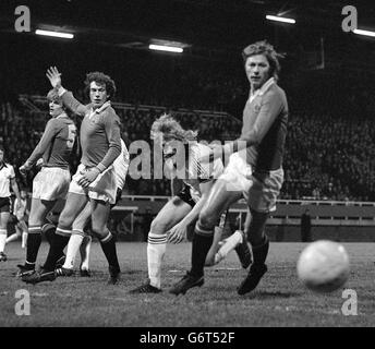 L'écluse Kevin de Fulham (deuxième à droite) pose des problèmes à la défense de Manchester United dans la coupe FA de la quatrième cravate ronde à Craven Cottage. Les joueurs de United sont (l-r) : Gordon McQueen, Stewart Houston et Brian Greenhoff. Banque D'Images