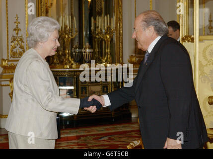 La reine Elizabeth II de Grande-Bretagne rencontre le président de la FIFA, Sepp Blatter, lors d'une réception au Palais de Buckingham à Londres pour marquer le centenaire de l'organe dirigeant du jeu dans le monde entier. Banque D'Images