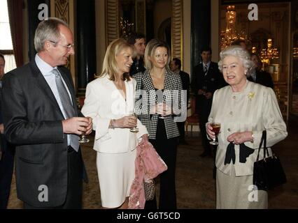 La reine Elizabeth II de Grande-Bretagne se réunit de gauche à droite, l'entraîneur en chef de l'Angleterre Sven-Goran Eriksson, Mme Susan Davies - épouse de David Davies, directeur exécutif de la FA - et Mlle Jane Bateman, directrice des relations internationales de la FA anglaise, Lors d'une réception au Palais de Buckingham à Londres pour marquer le centenaire de la FIFA. Banque D'Images