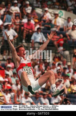 01 AOÛT 96. Jeux olympiques d'Atlanta. Athlétisme, Décathlon Pole Vault pour hommes. Frank Busemann célèbre l'Allemagne Banque D'Images