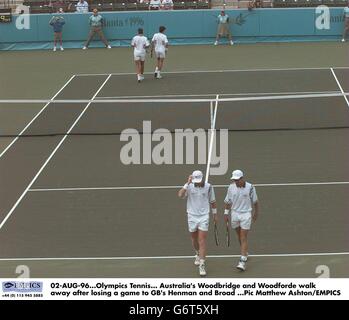 Tennis - Jeux olympiques d'Atlanta -Tim Henman et Neil large v Todd Woodbridge et Mark Woodforde Banque D'Images