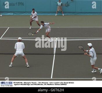 Tennis - Jeux olympiques d'Atlanta -Tim Henman et Neil large v Todd Woodbridge et Mark Woodforde Banque D'Images