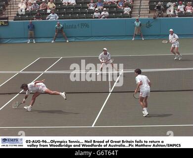 Tennis - Jeux olympiques d'Atlanta -Tim Henman et Neil large v Todd Woodbridge et Mark Woodforde Banque D'Images