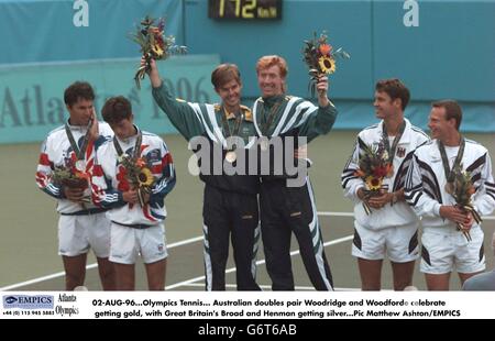 02 AOÛT 96. Tennis olympique. Les deux paires australiennes Woodridge et Woodforde célèbrent l'obtention de l'or, avec le large de Grande-Bretagne et Henman obtenant de l'argent Banque D'Images