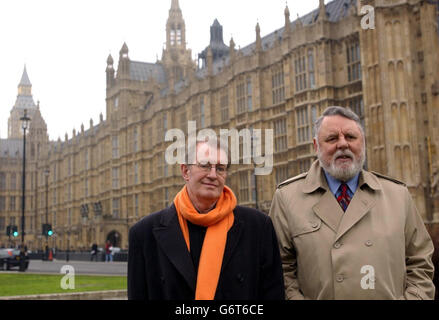 Terry Waite (à droite), ancien envoyé à l'Archibishop de Canterbury, et Corin Redgrave, acteur, parlent aux médias devant le Palais de Westminster, à Londres. Les deux membres sont membres de la délégation de la Commission des droits de l'homme de Guantanamo qui doivent s'envoler vers les États-Unis pour demander que les prisonniers de Guantanamo soient traités conformément au droit international. Banque D'Images