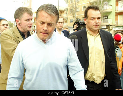 Micky Adams, directeur de la ville de Leicester (à gauche) et Tim Davies, directeur général (à droite) quittent le palais de justice de Carthagène, en Espagne.Keith Gillespie, Paul Dickov et Frank Sinclair de Leicester City ont été remis en garde à vue par un juge d'enquête qui enquêtait sur une agression présumée de trois femmes dans un hôtel espagnol. Banque D'Images