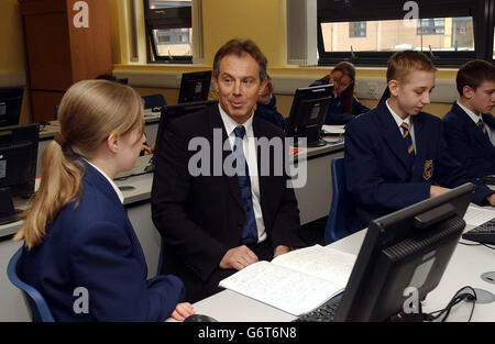 Le Premier ministre Tony Blair discute avec Amy Goundry, 14 ans, lorsqu'il participe à une leçon sur les affaires et LES TI lors d'une visite à la Kings Academy de Coulby Newham, Teesside. Banque D'Images