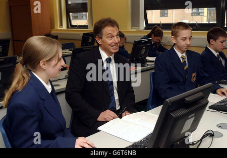 Le Premier ministre Tony Blair discute avec Amy Goundry, 14 ans, lorsqu'il participe à une leçon sur les affaires et LES TI lors d'une visite à la Kings Academy de Coulby Newham, Teesside. Banque D'Images