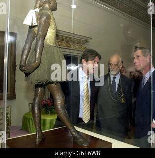 Le Prince de Galles voit la sculpture en bronze de Degas d'un jeune danseur de ballet, avec Phillip King, (au centre), président de l'Académie royale d'Art et John Madejski, (à gauche) qui, en tant que donateur principal, avait les salles nommées d'après lui, Lors d'une visite à l'Académie royale d'art de Londres où il a ouvert les chambres John Madejski Fine récemment restaurées. Banque D'Images