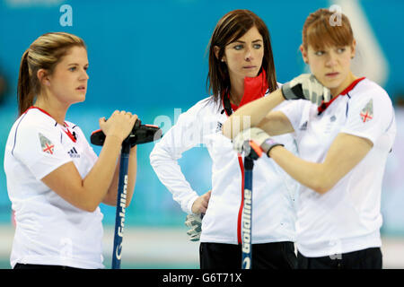 Eve Muirhead (au centre), un saut en Grande-Bretagne, regarde pendant leur match avec le Canada aux Jeux olympiques de Sotchi de 2014 à Sotchi, en Russie. Banque D'Images